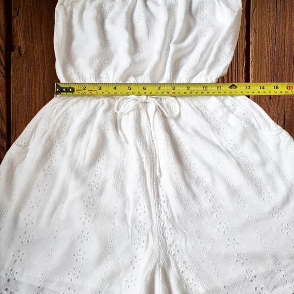 🌟3/$40 Sale!Mix & Match🌟Hollister White Eyelet Strapless Romper - Picture 4 of 12
